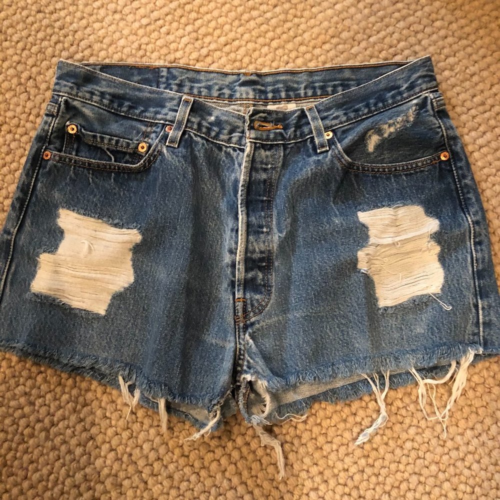 12TH TRIBE LEVI's THRASHER JEAN SHORTS MEDIUM WASH